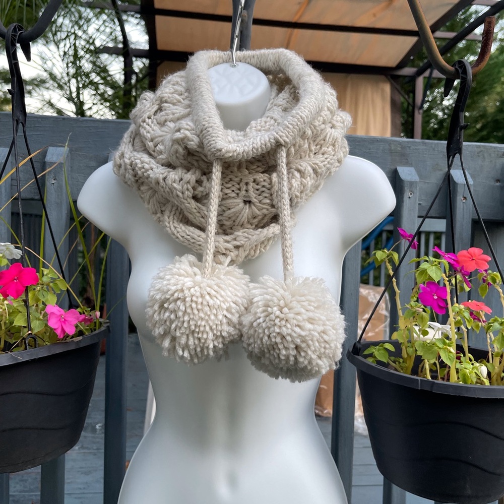 NWOT Aerie Pom Pom cable knit scarf with removable snap on Pom poms, cream color
